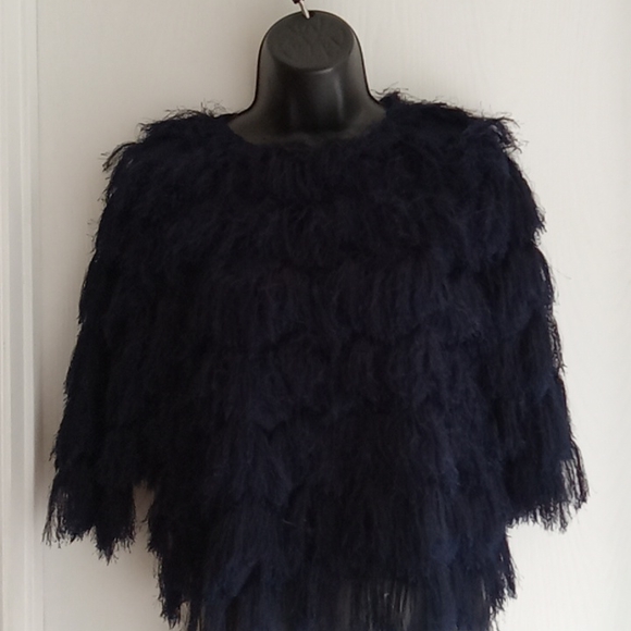 ⭐️ Host Pick ⭐️ Maple & Cliff | Unique Navy Faux Feather Top - Picture 7 of 12